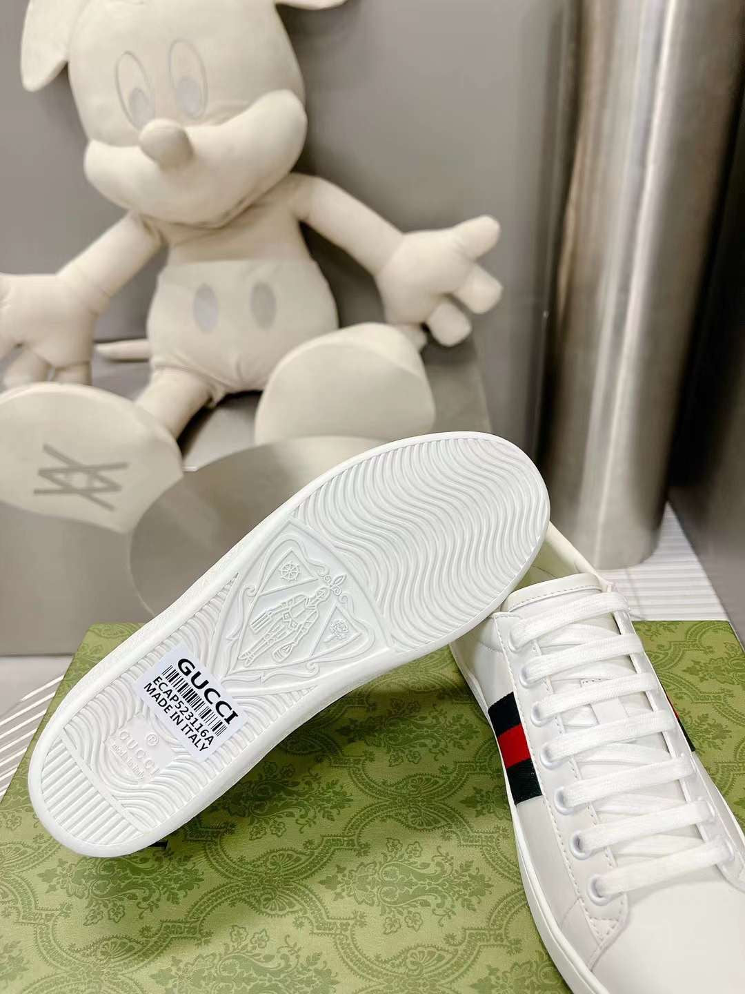 Premium Sneakers – White Leather with Signature Web Stripe