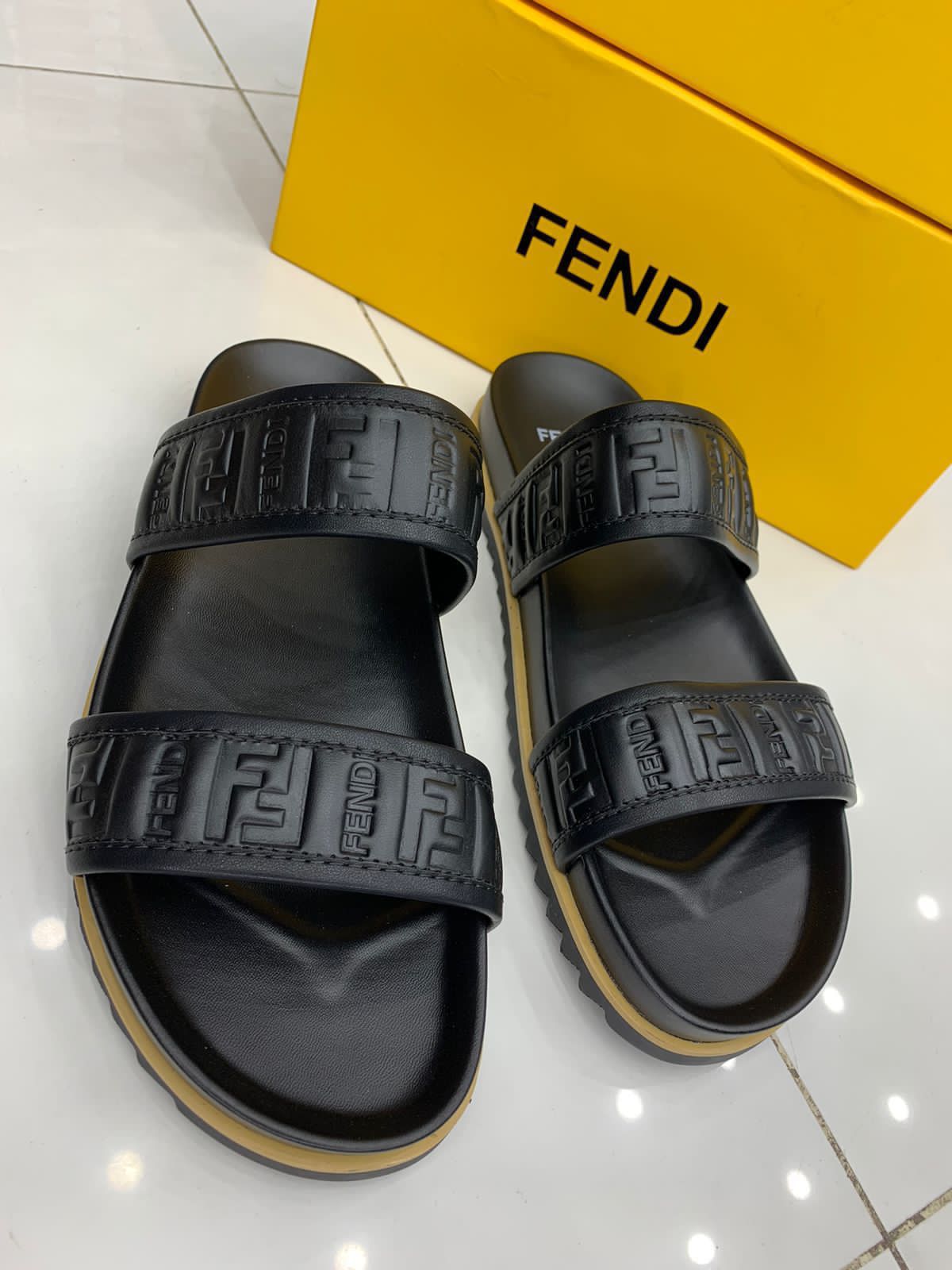 fendi premium slipper with logo fendi premium slipper with logo