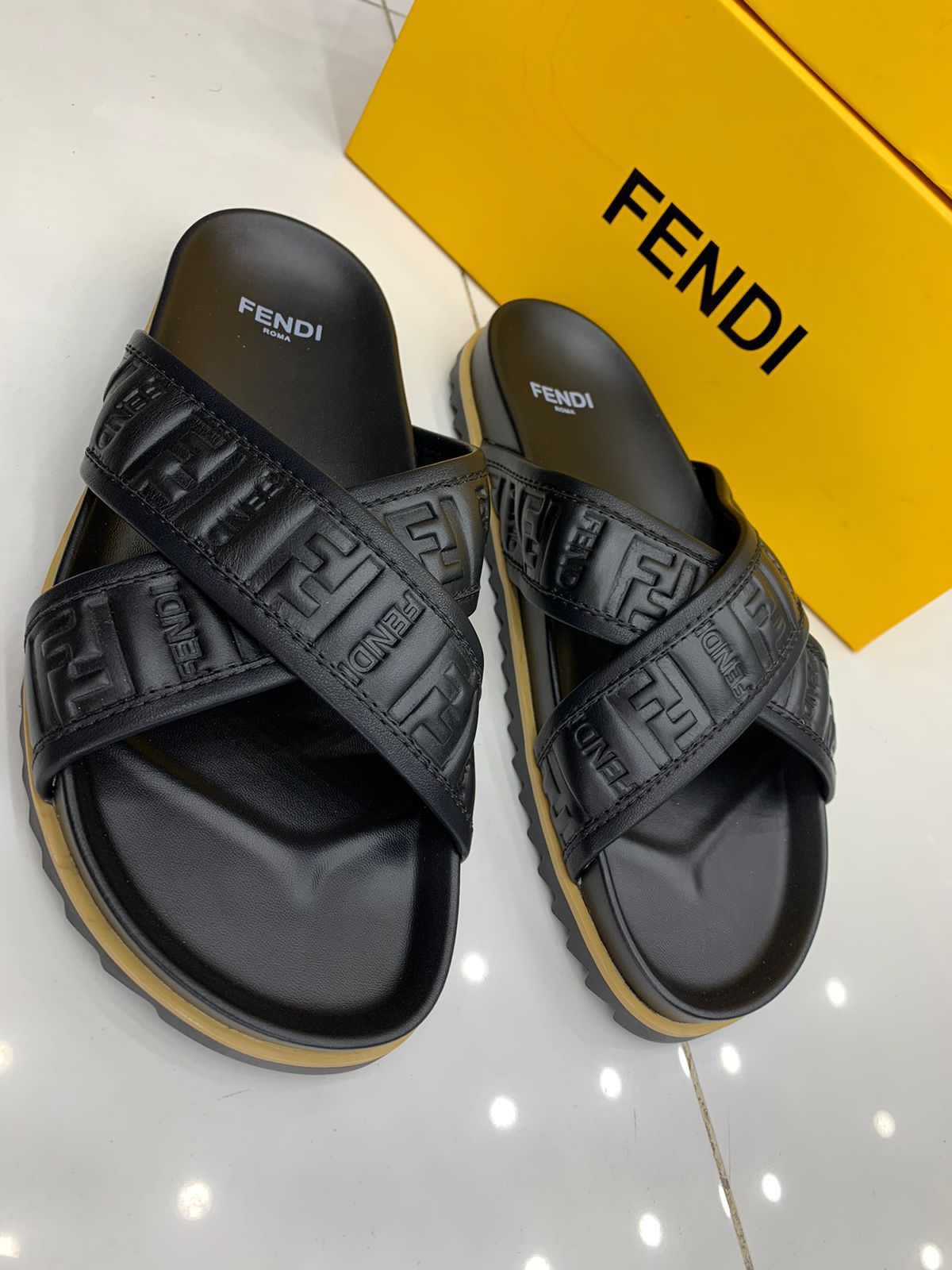 fendi premium slipper with logo fendi premium slipper with logo
